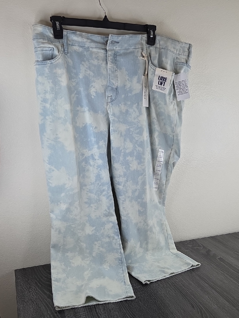 Code Bleu Womens 24W NWT Chelsea CAPRI light Blue Wash Stretch Tummy Control